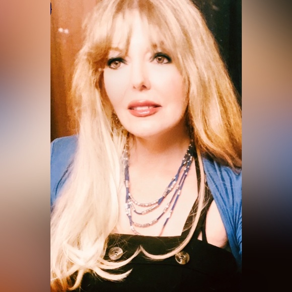 Meet your Posher, Zena Lynn - Picture 1 of 10